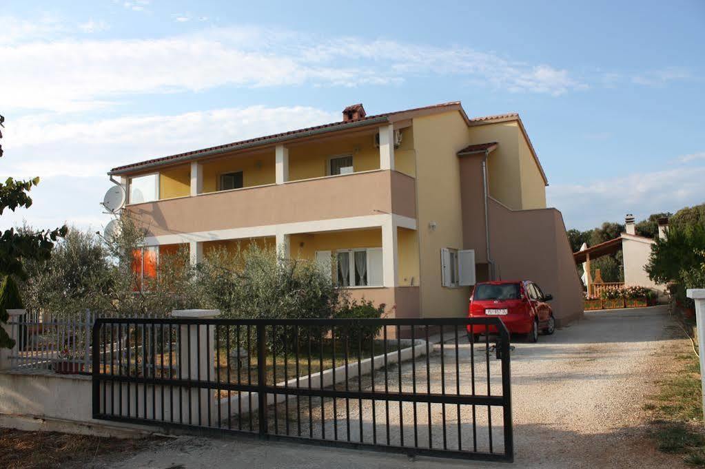 Apartment Mladenka Pula Exterior foto