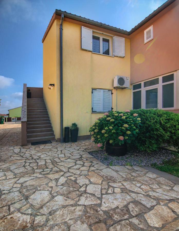 Apartment Mladenka Pula Exterior foto